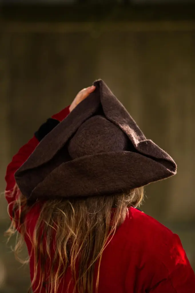 Dreispitzhut aus Wolle Hugo braun.webp