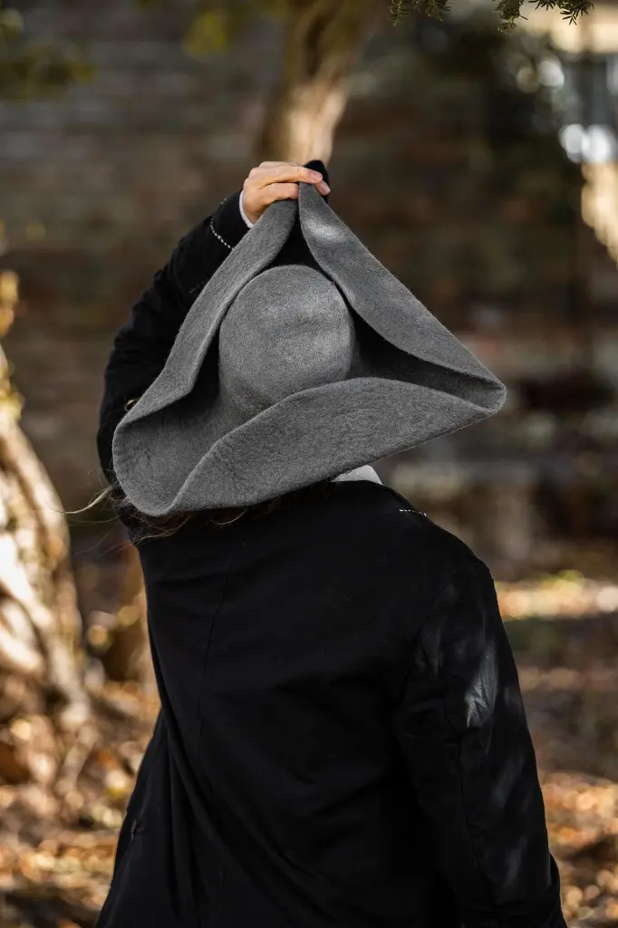 Dreispitzhut aus Wolle Hugo grau.webp