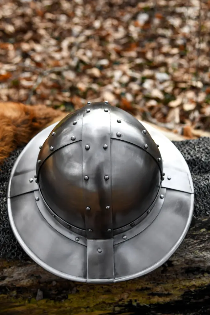 Eisenhut mit Bändern, 14. Jh., 1,6 mm Stahl 3.webp