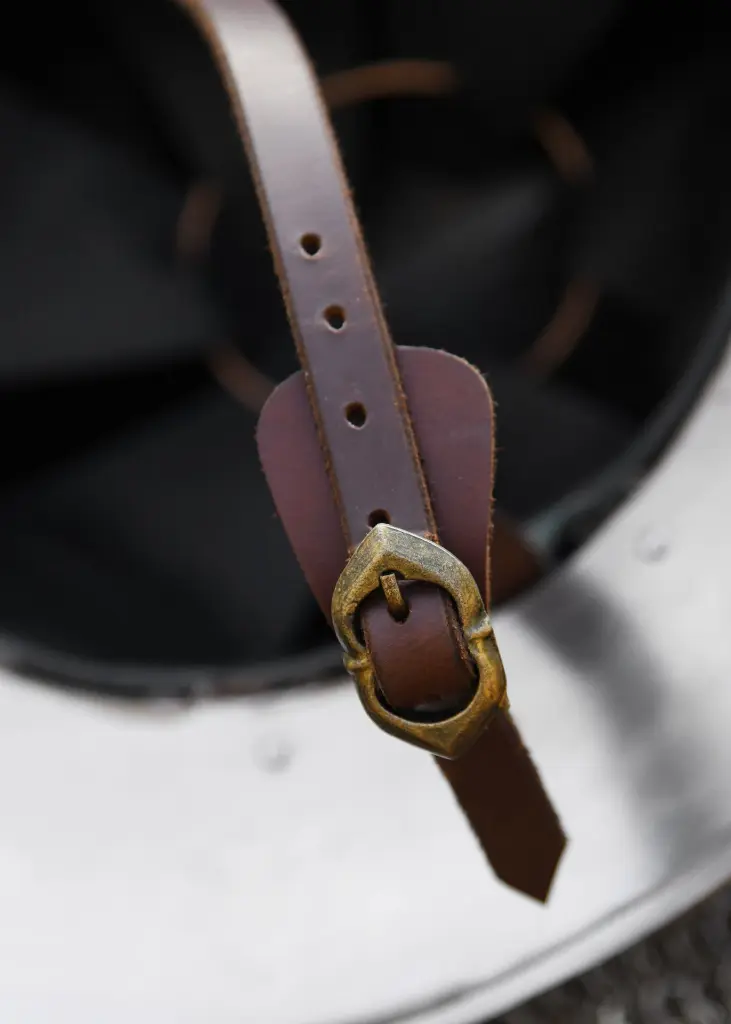 Eisenhut mit Bändern, 14. Jh., 1,6 mm Stahl 2.webp