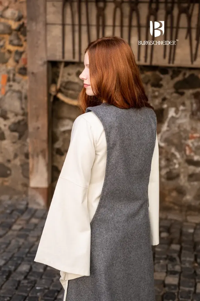 albrun-grau-3.v2Isuy_850x1276.webp